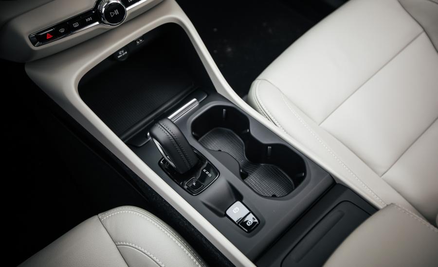Детали интерьера Volvo XC40 T4 Momentum 2018 года  (NA) (фото 20 из 36)